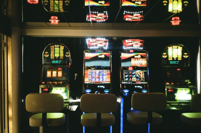 How to Stay Safe While Playing Online Slot Games